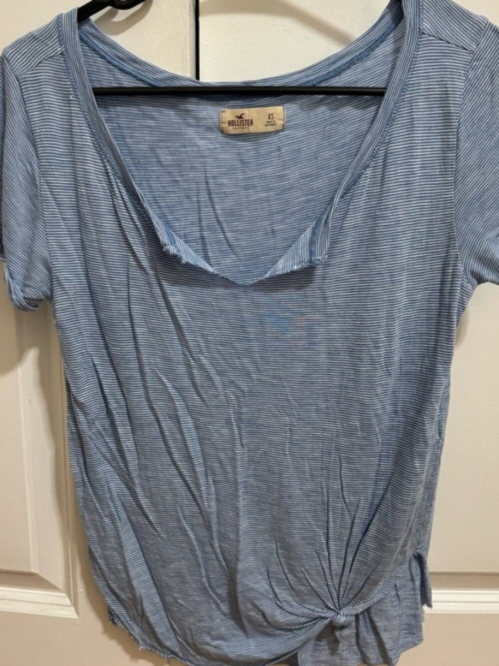 BLUE AND WHITE STRIPED T SHIRT
